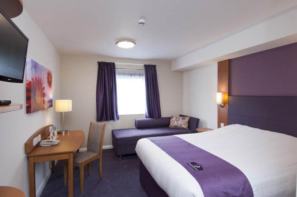 Premier Inn Inverness Centre - River Ness Rum bild