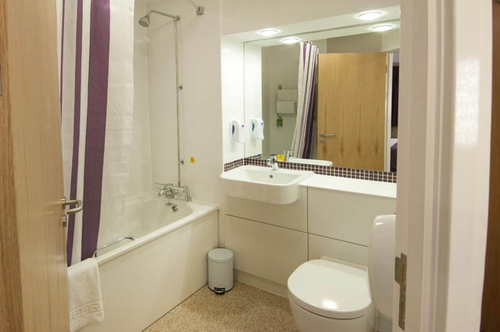 Premier Inn Inverness Centre - River Ness Rum bild