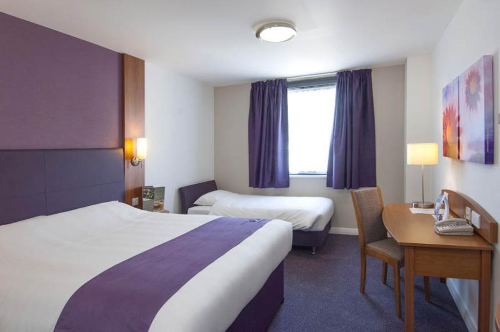 Premier Inn Inverness Centre - River Ness Rum bild