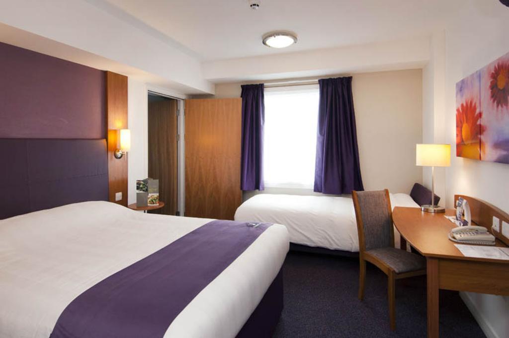 Premier Inn Inverness Centre - River Ness Rum bild