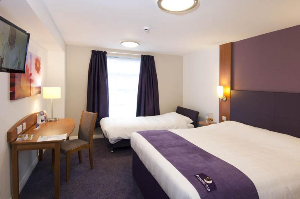 Premier Inn Inverness Centre - River Ness Rum bild