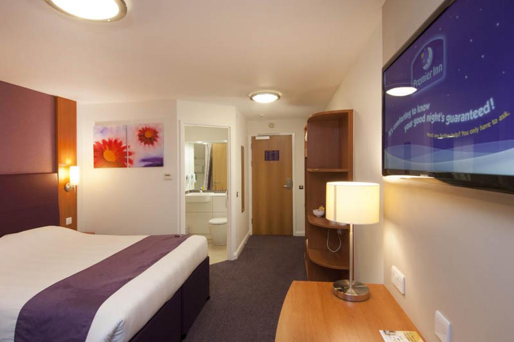 Premier Inn Inverness Centre - River Ness Exteriör bild